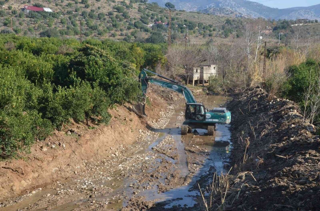 Kozan’da Kilgen Deresi’nde taşkın önlemi