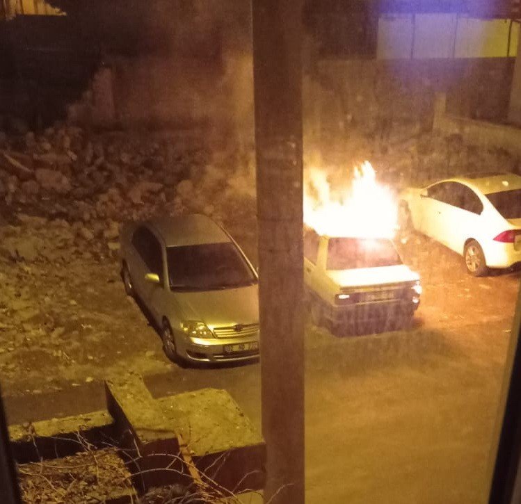 Park halindeki otomobil kundaklandı