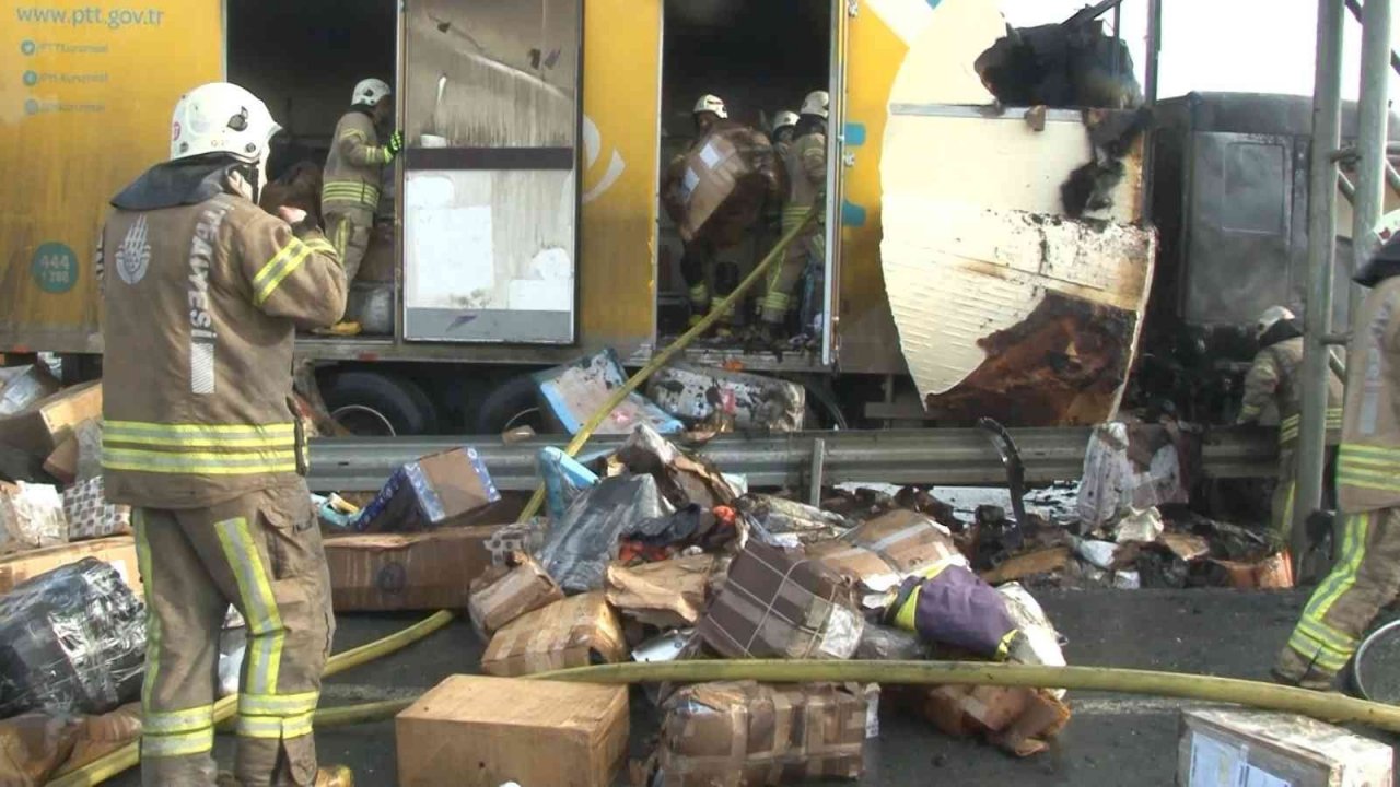 Arnavutköy’de kargo yüklü kamyon alev alev yandı