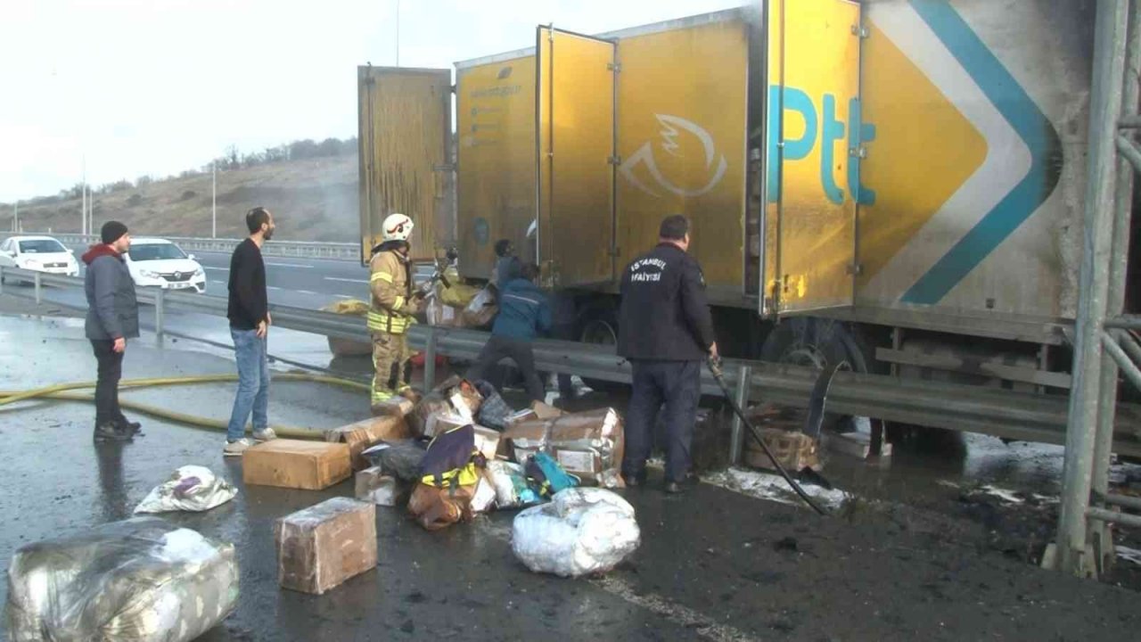 Arnavutköy’de kargo yüklü kamyon alev alev yandı