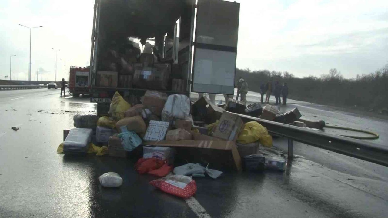 Arnavutköy’de kargo yüklü kamyon alev alev yandı