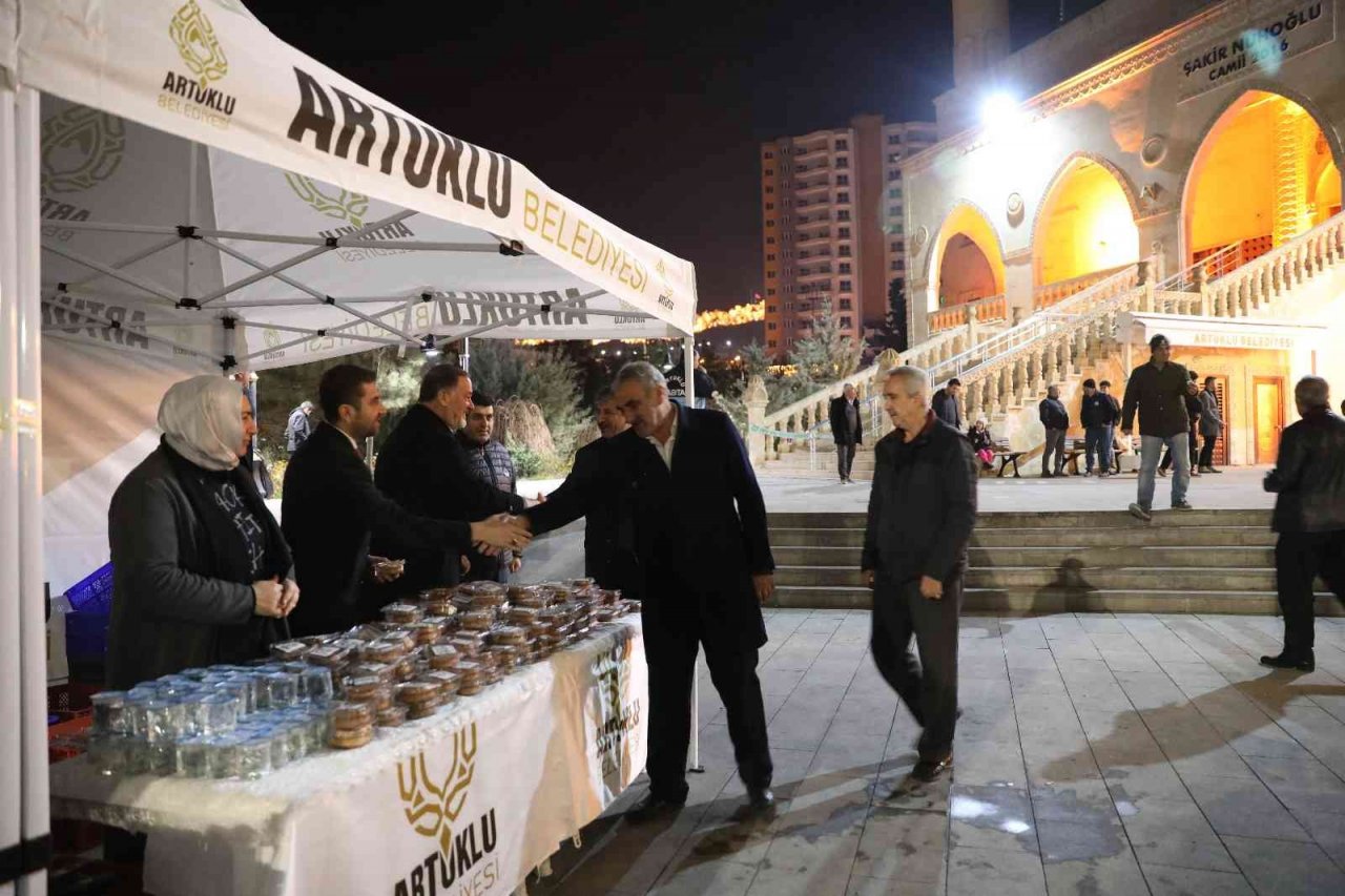 Artuklu Belediyesinden kandil simidi ikramı