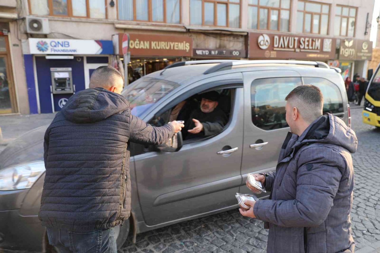 Artuklu Belediyesinden kandil simidi ikramı