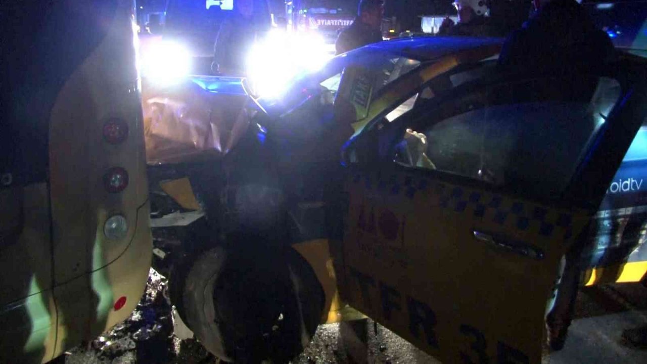 Virajı alamayan dolmuş şoförü 2 araca çarptı: 4 yaralı