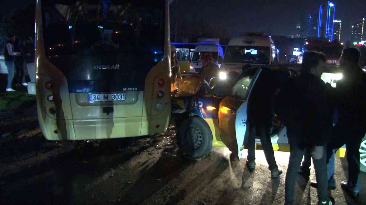 Virajı alamayan dolmuş şoförü 2 araca çarptı: 4 yaralı