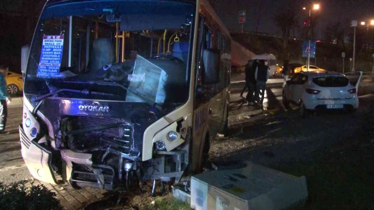 Virajı alamayan dolmuş şoförü 2 araca çarptı: 4 yaralı