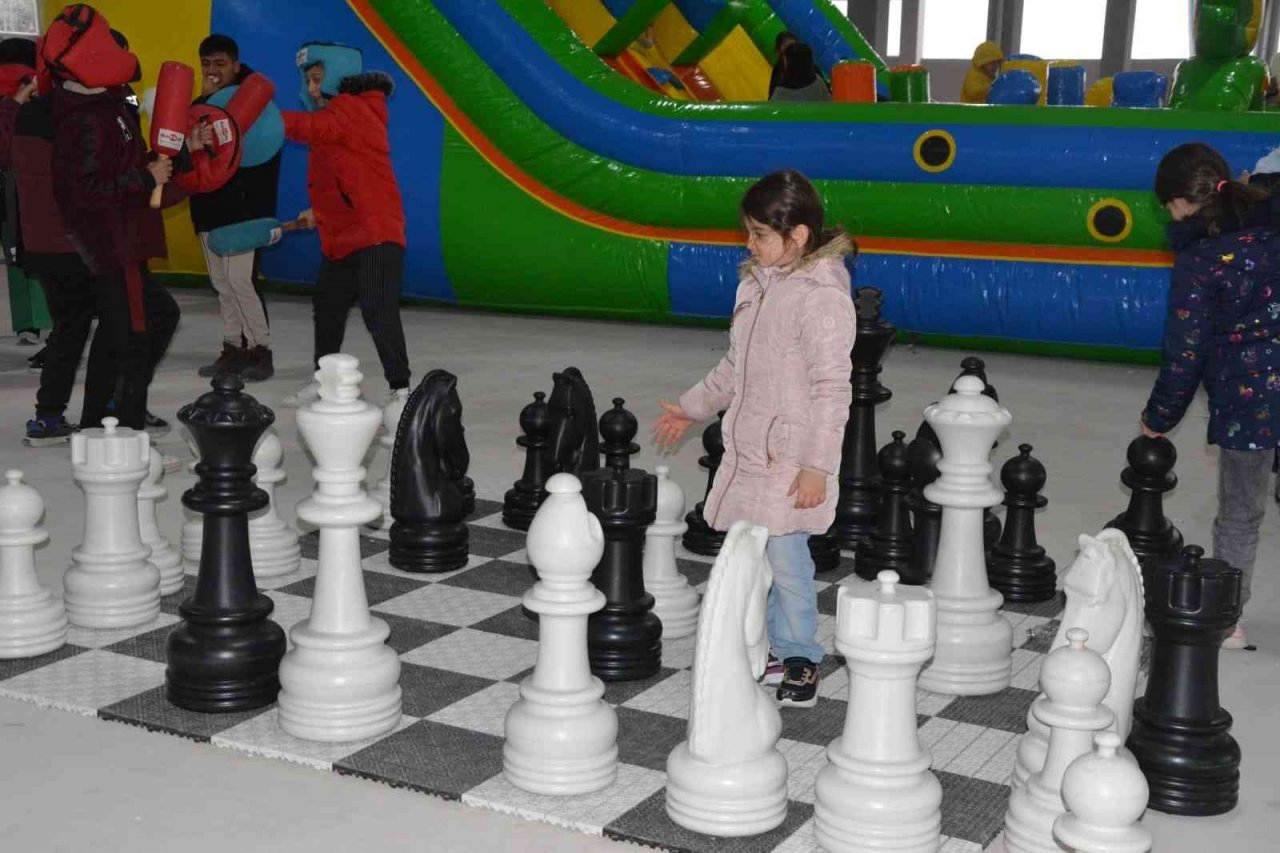 Lapseki Belediyesi’nin ’15 Tatil Eğlencesi’ etkinliğinde çocuklar doyasıya eğleniyor