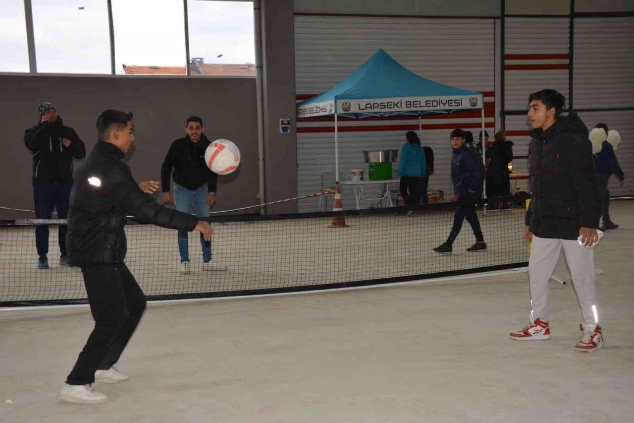 Lapseki Belediyesi’nin ’15 Tatil Eğlencesi’ etkinliğinde çocuklar doyasıya eğleniyor