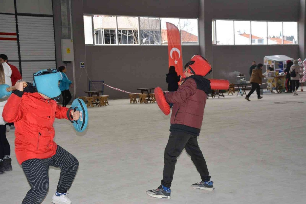 Lapseki Belediyesi’nin ’15 Tatil Eğlencesi’ etkinliğinde çocuklar doyasıya eğleniyor