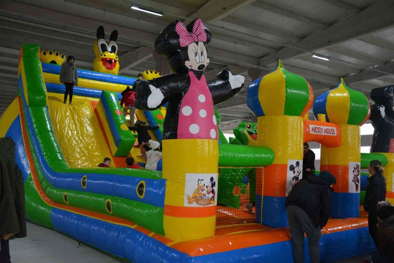 Lapseki Belediyesi’nin ’15 Tatil Eğlencesi’ etkinliğinde çocuklar doyasıya eğleniyor