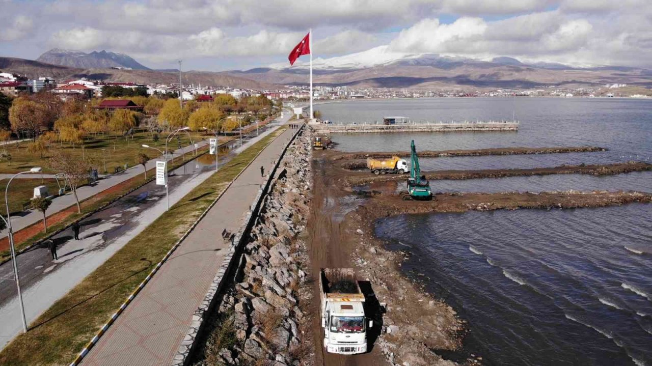 Bakan Kurum: “Van Gölü’nde bugüne kadar 807 bin metreküp dip çamuru temizliği yapıldı”