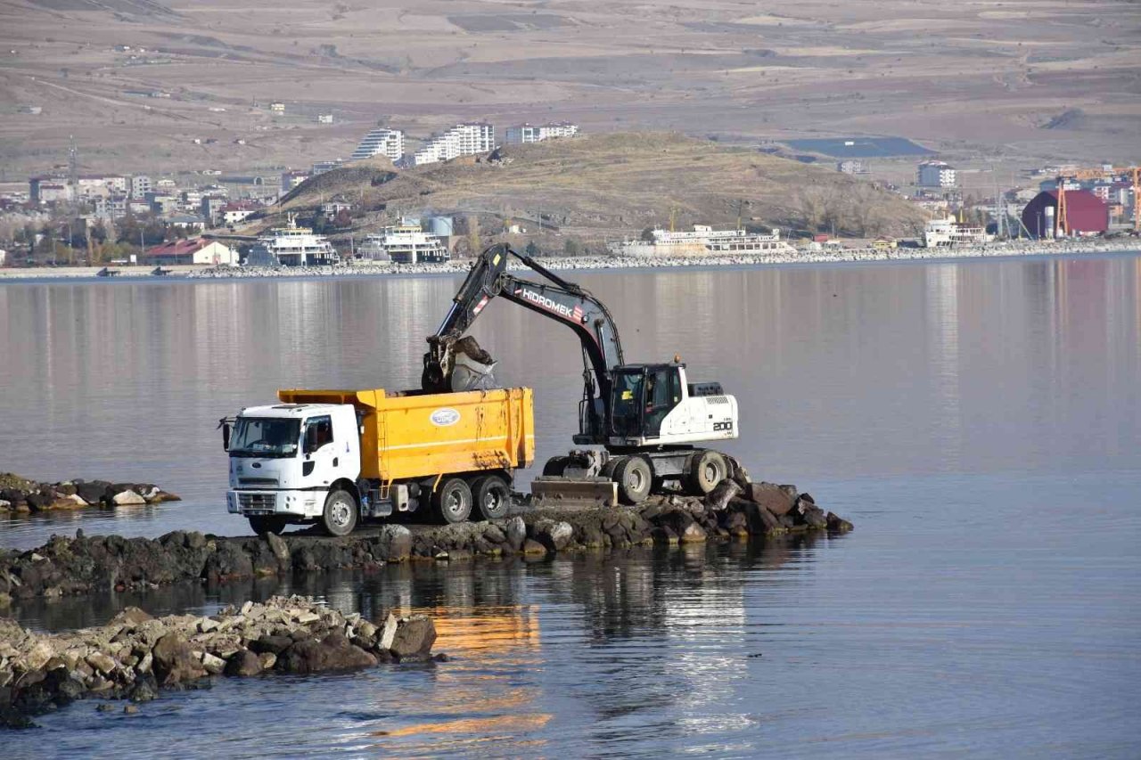 Bakan Kurum: “Van Gölü’nde bugüne kadar 807 bin metreküp dip çamuru temizliği yapıldı”