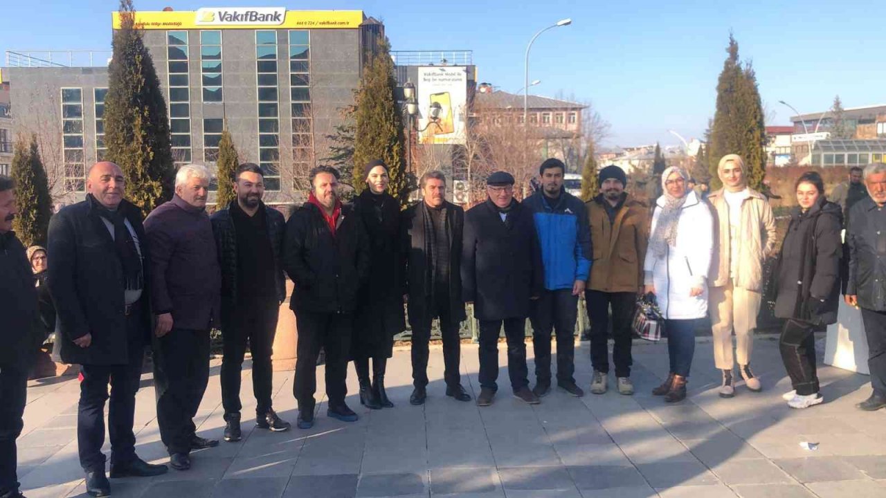 CHP Erzurum’da Kur’an-ı Kerim dağıttı, vatandaşlar birbirleriyle yarıştı