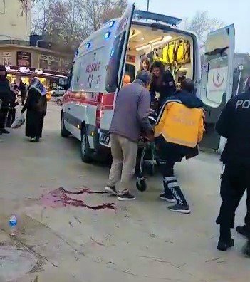 Önce tartıştı, sonra bacağına bıçak saplayıp kaçtı