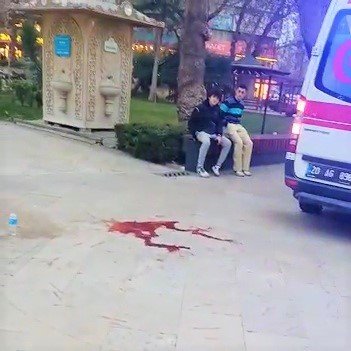 Önce tartıştı, sonra bacağına bıçak saplayıp kaçtı