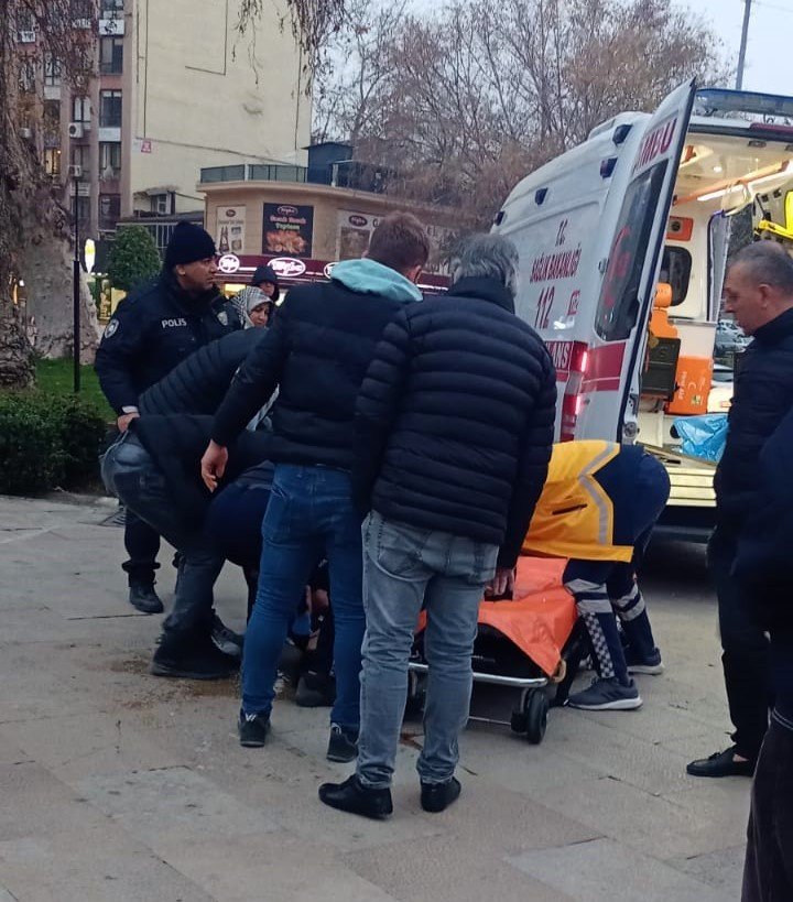 Önce tartıştı, sonra bacağına bıçak saplayıp kaçtı