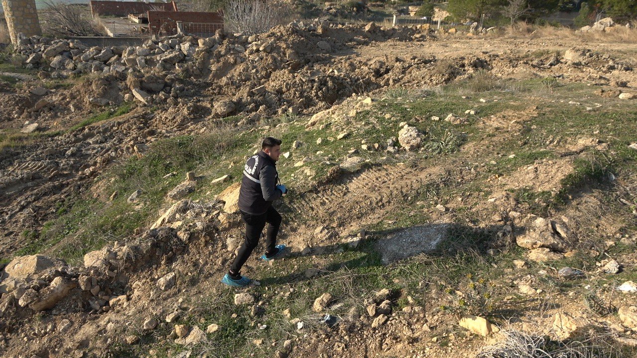 Kocasının mahallesinde bulunamayan kayıp Mine, otelin etrafında aranıyor