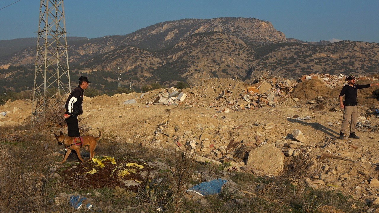 Kocasının mahallesinde bulunamayan kayıp Mine, otelin etrafında aranıyor