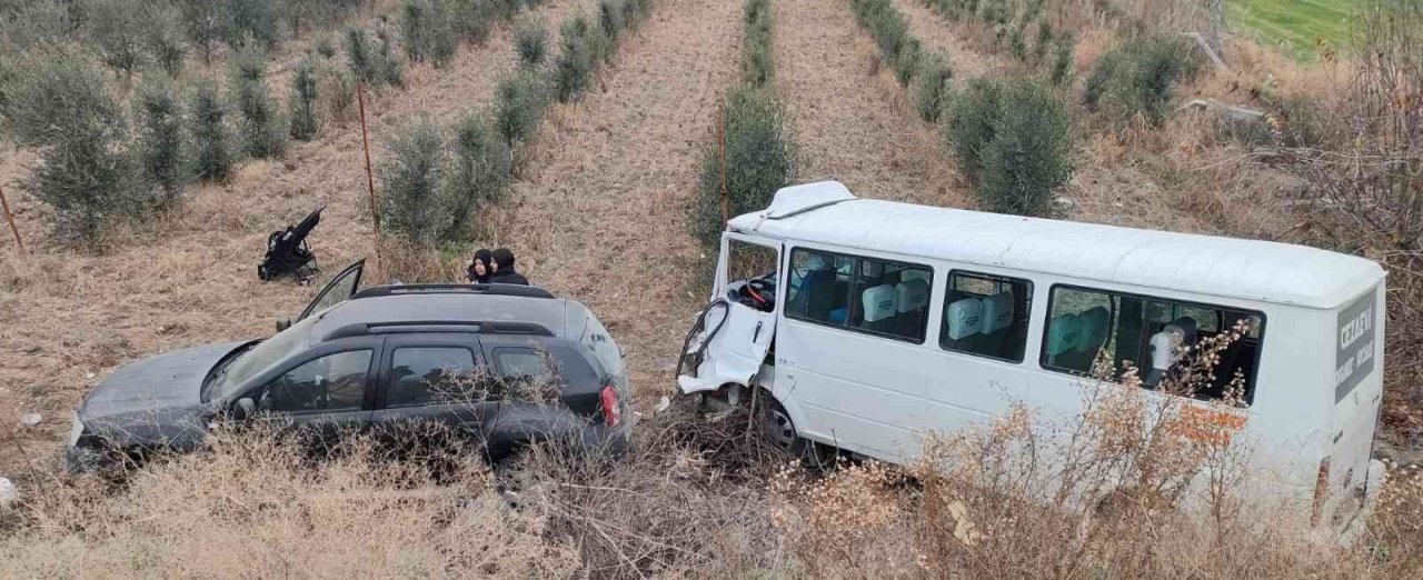 Çarpışan araçlar tarlaya uçtu: 7 yaralı