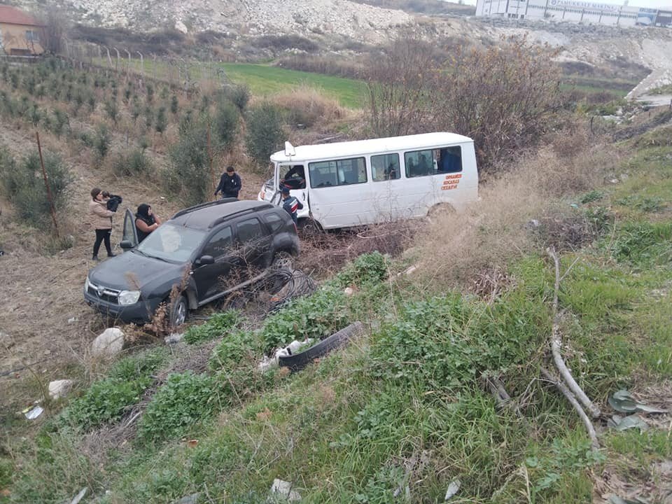 Çarpışan araçlar tarlaya uçtu: 7 yaralı