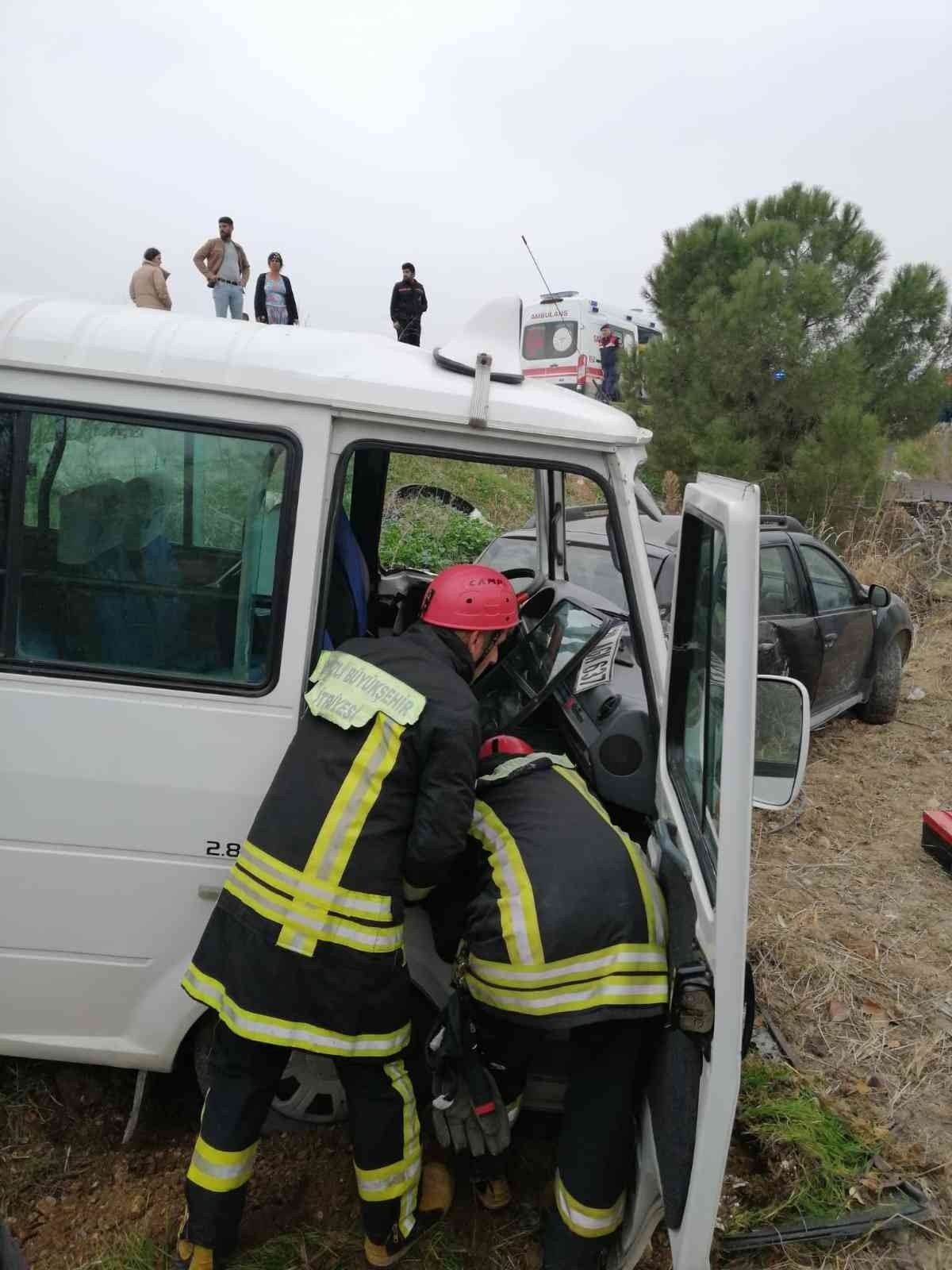 Çarpışan araçlar tarlaya uçtu: 7 yaralı