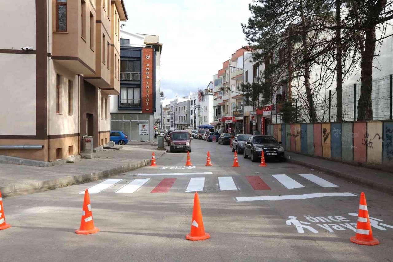 Gürsu’da yaya güvenliği için yol işaretleri yenileniyor