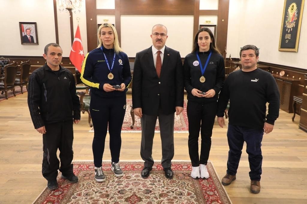 Şampiyon boksörler Elazığ’da