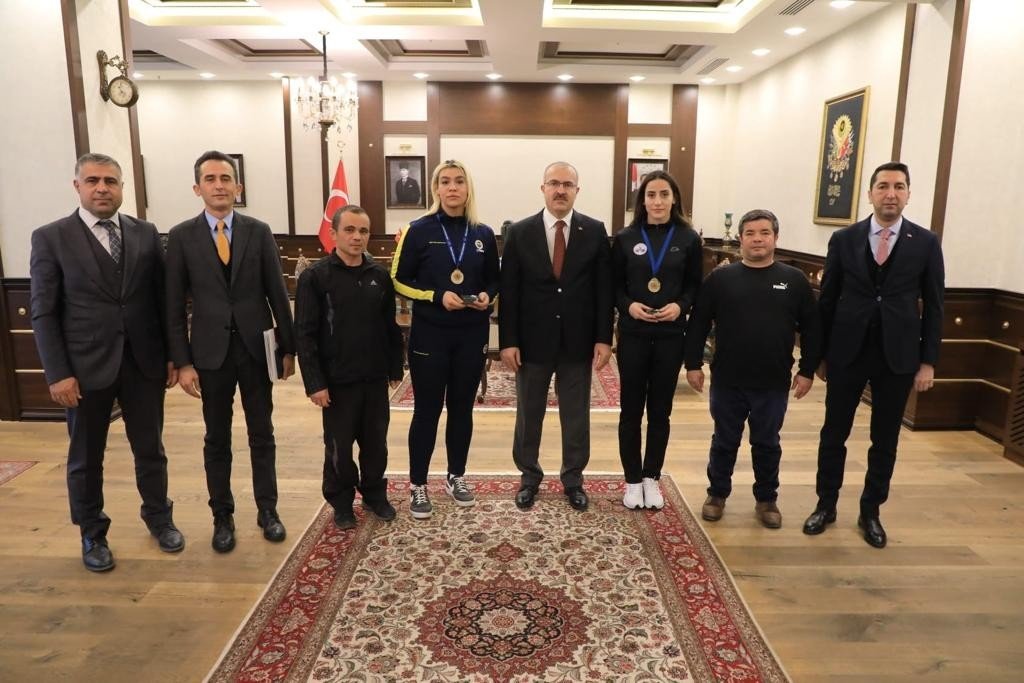 Şampiyon boksörler Elazığ’da