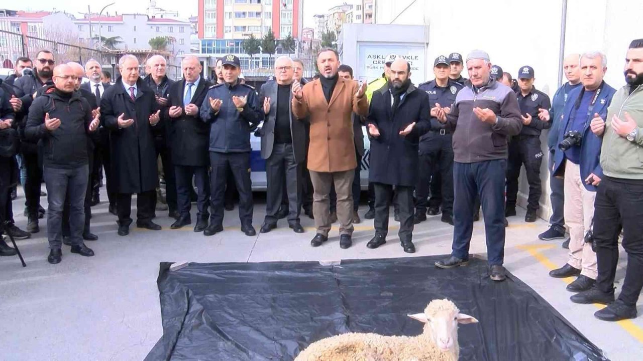 Kartal’da emniyet personeli için yeni araçlar koyun kesimi ve dualar eşliğinde alındı