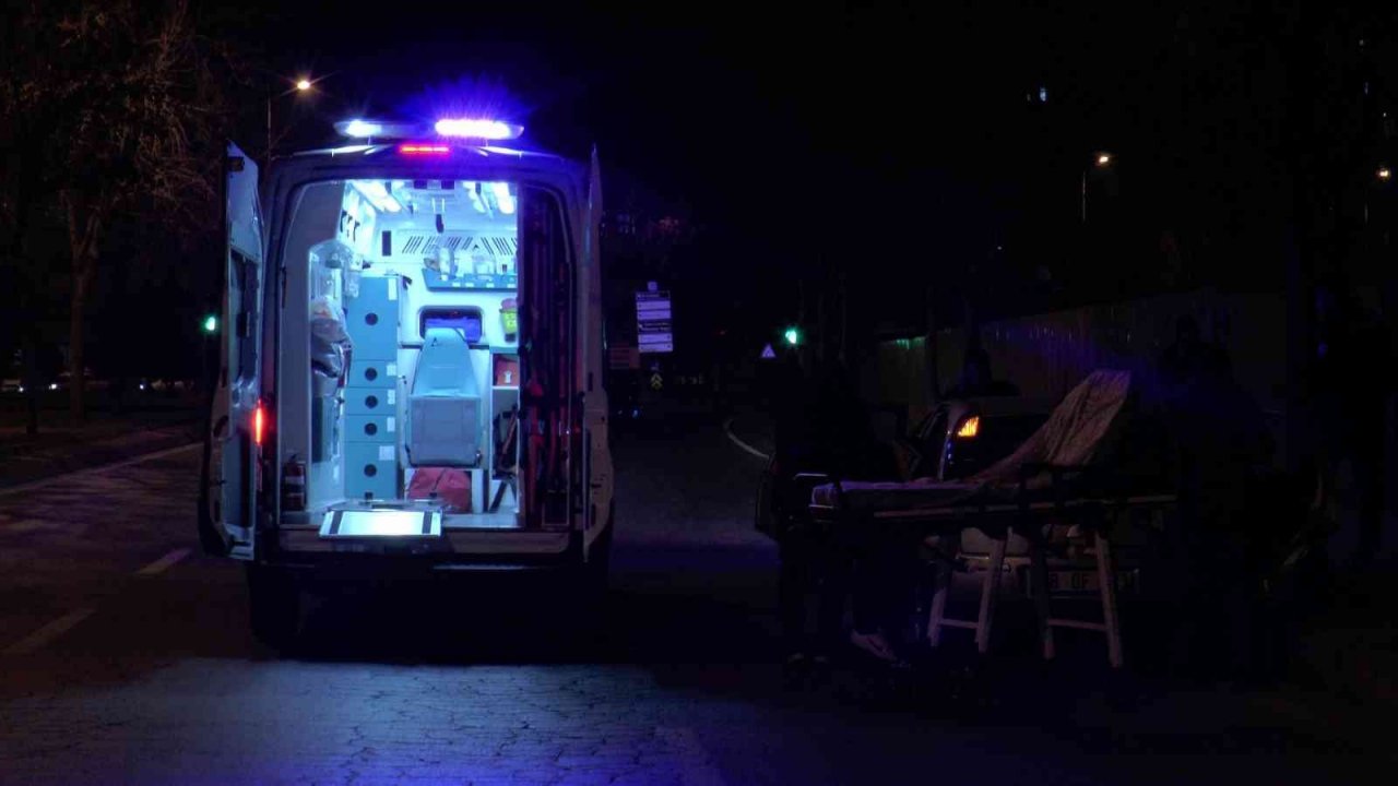 Aracında ölen kadını ihbardan dönen polisler buldu