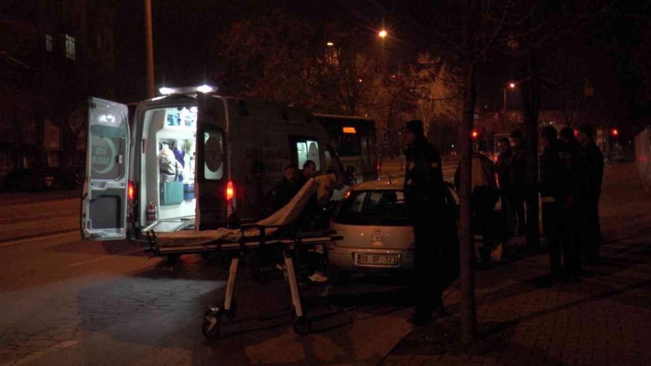 Aracında ölen kadını ihbardan dönen polisler buldu