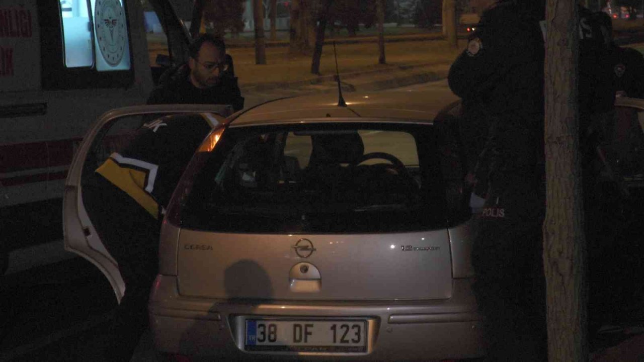 Aracında ölen kadını ihbardan dönen polisler buldu