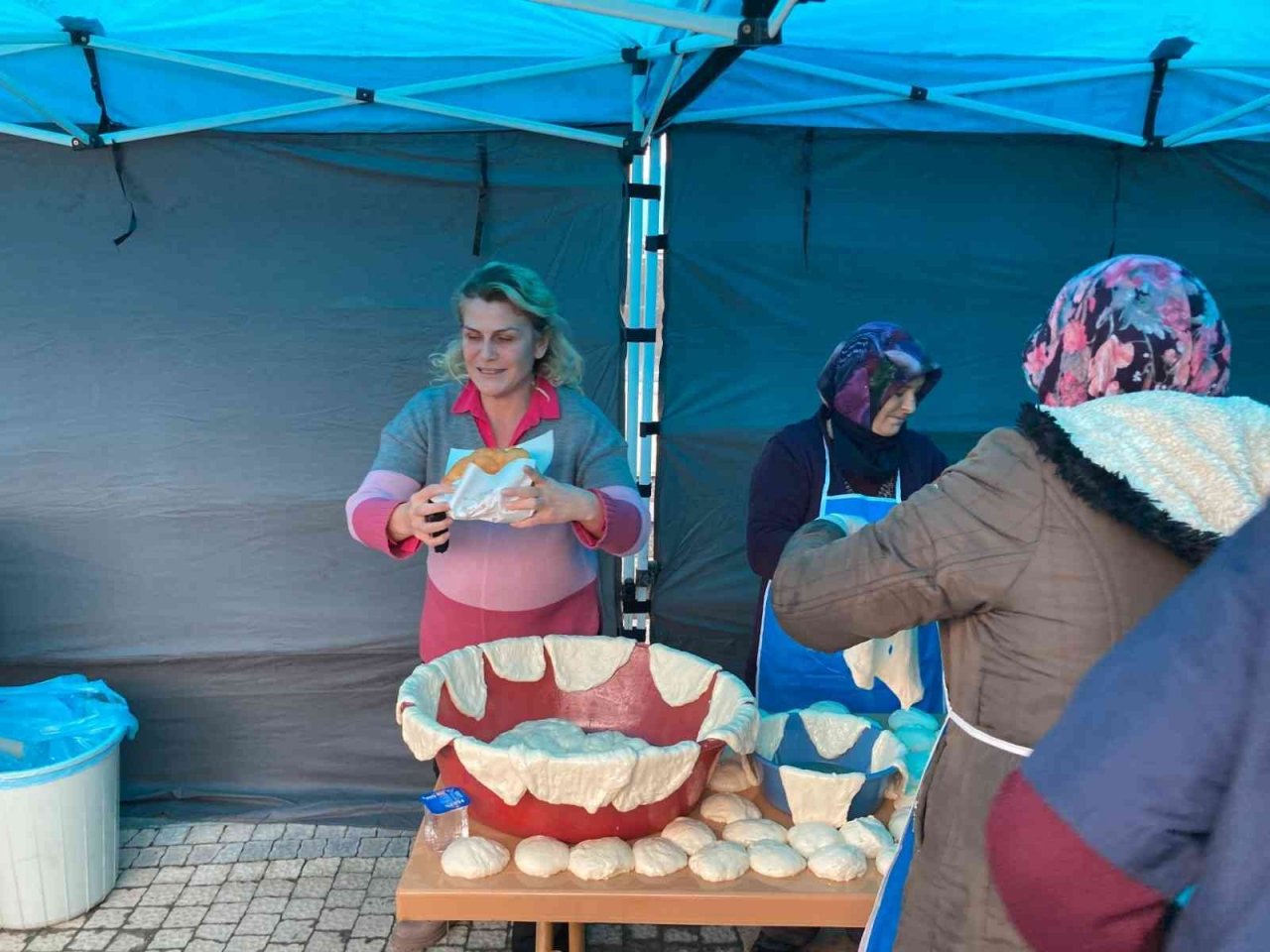 Başkan Yılmaz, vatandaşların kandilini kutlayıp, lokma dağıttı