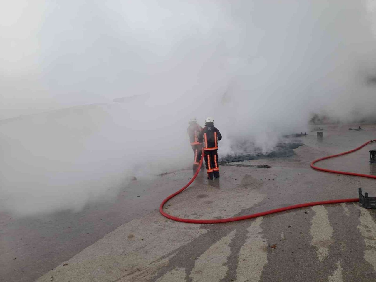 Sebze halindeki yangında alevler gökyüzünü kapladı