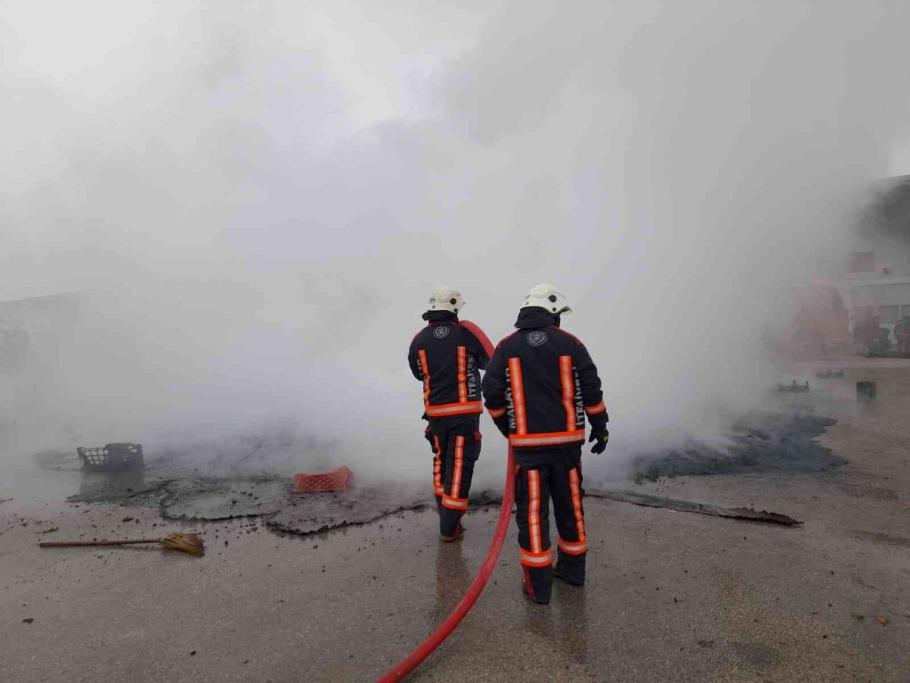 Sebze halindeki yangında alevler gökyüzünü kapladı
