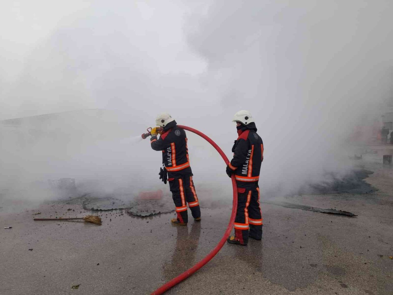 Sebze halindeki yangında alevler gökyüzünü kapladı