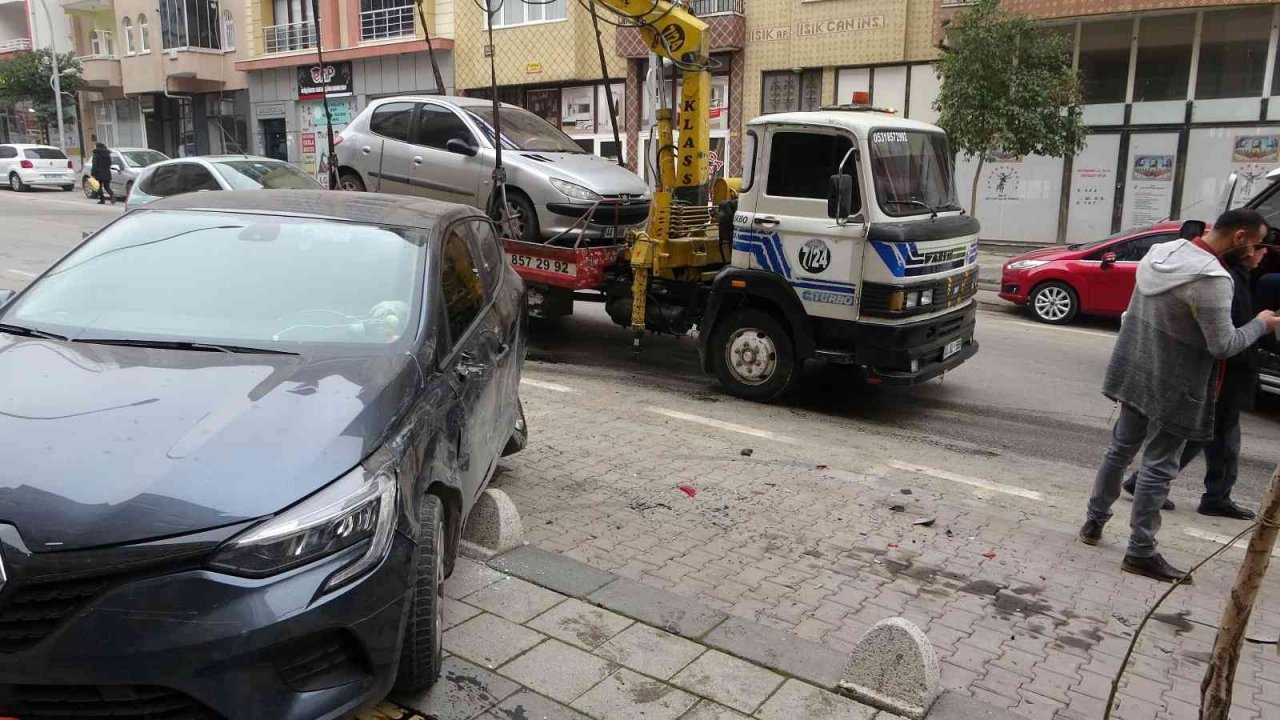 Kontrolden çıkan otomobil park halindeki araçların arasına daldı: 1 yaralı