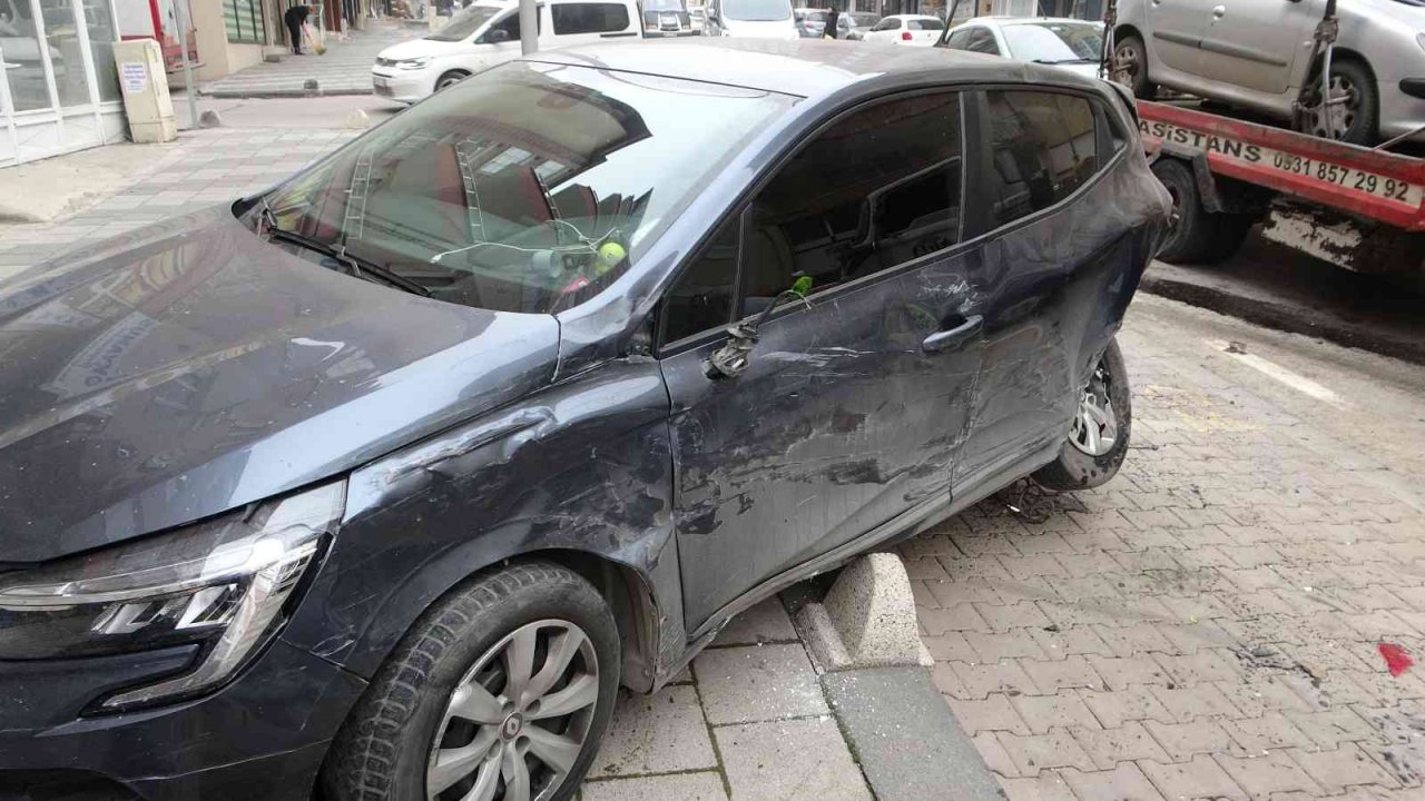 Kontrolden çıkan otomobil park halindeki araçların arasına daldı: 1 yaralı