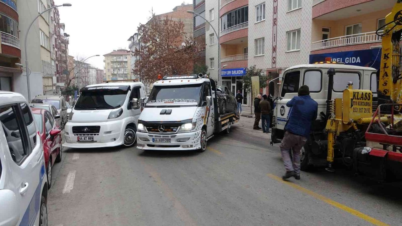 Kontrolden çıkan otomobil park halindeki araçların arasına daldı: 1 yaralı