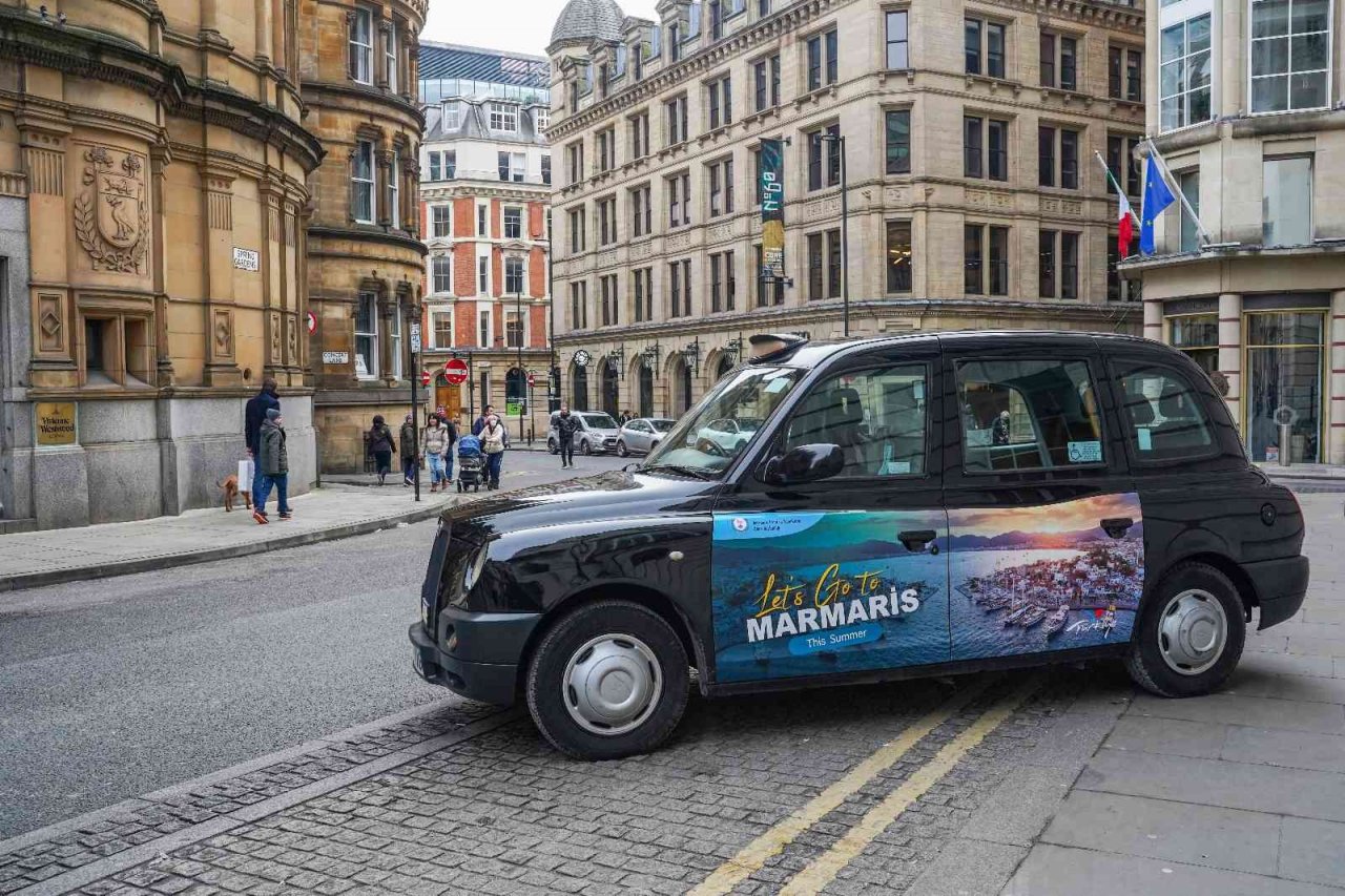 Marmaris Esnaf Odası Başkanı Ayyıldız, İngiltere’de taksiler ile ‘Haydi Marmaris’e’ çağrısı yaptı