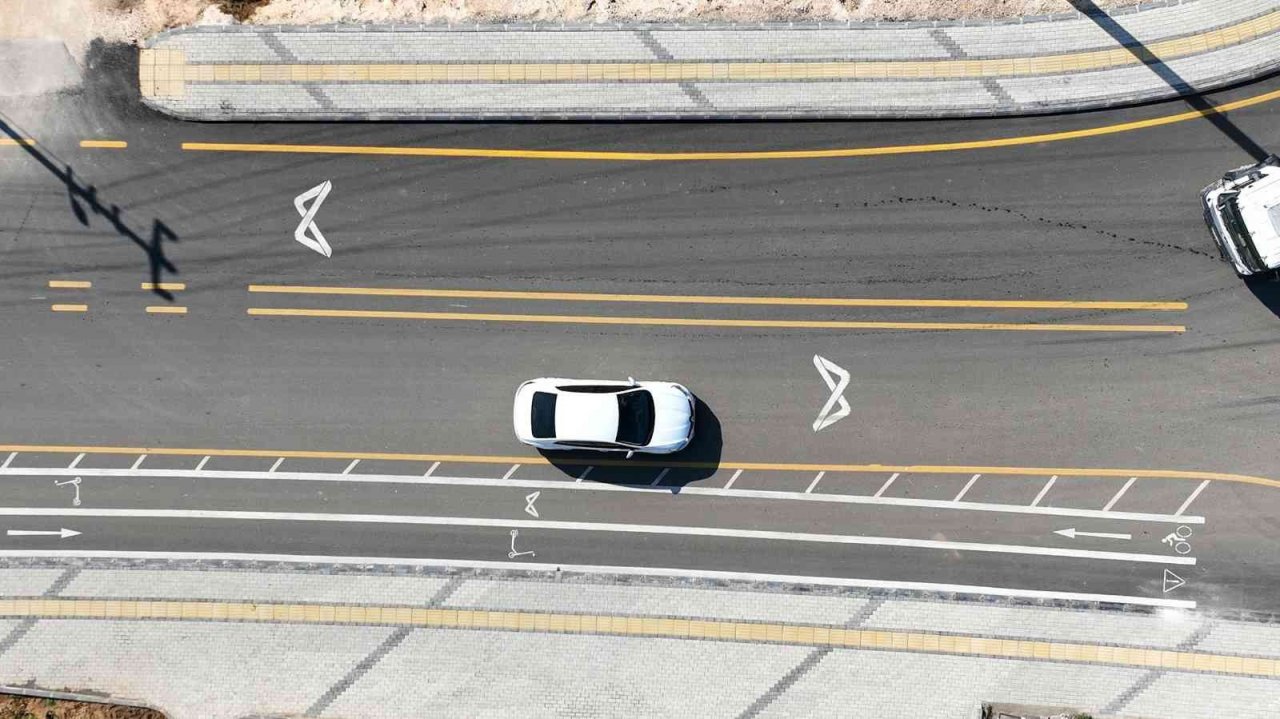 (Yeniden) Mersin Büyükşehir Belediyesinin yol çalışmaları sürüyor