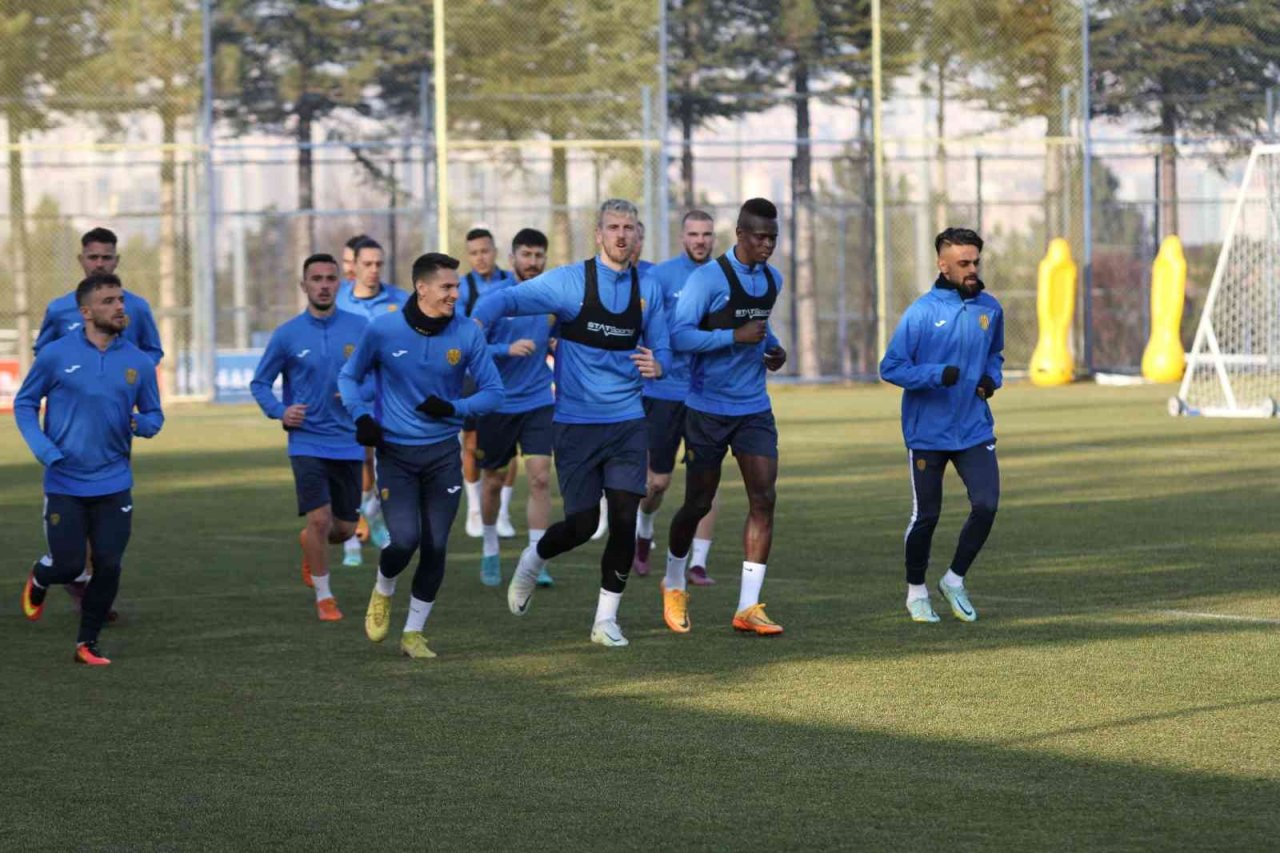 Ömer Erdoğan: “İnşallah taraftarlarımızın önünde güzel bir futbolla 3 puanı alan taraf oluruz”