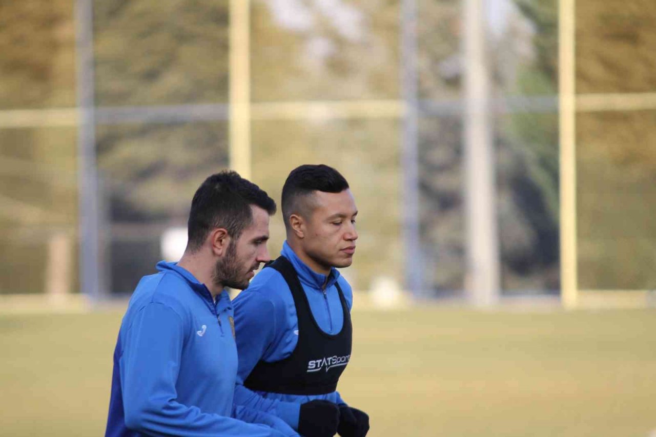 Ömer Erdoğan: “İnşallah taraftarlarımızın önünde güzel bir futbolla 3 puanı alan taraf oluruz”