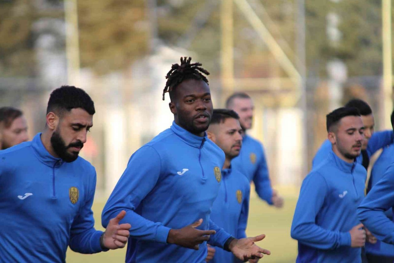 Ömer Erdoğan: “İnşallah taraftarlarımızın önünde güzel bir futbolla 3 puanı alan taraf oluruz”