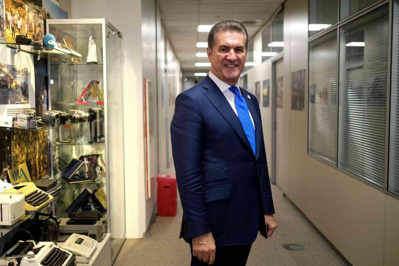 TDP Genel Başkanı Mustafa Sarıgül’den İsveç Başbakanı’na İncil hediyesi