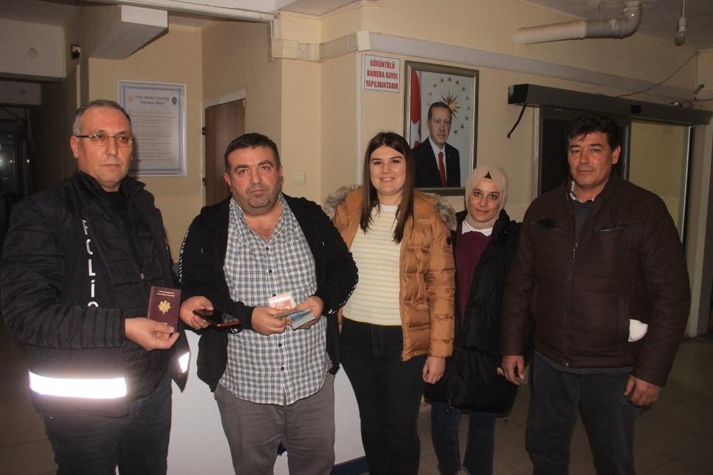 Bulduğu çantayı polise teslim etti