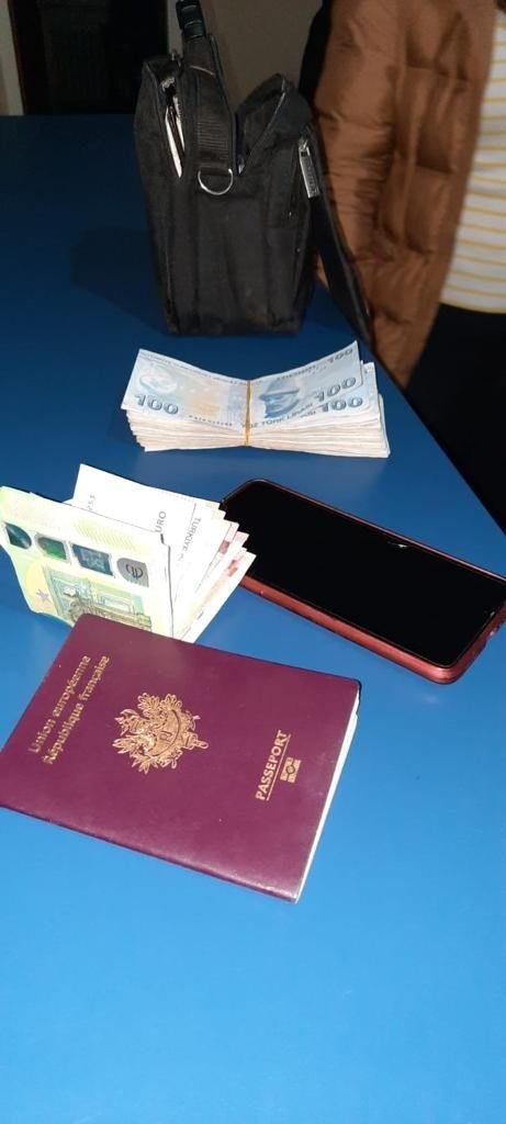 Bulduğu çantayı polise teslim etti