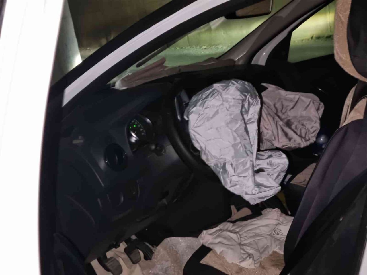 Seyir halindeki otomobil köprünün altından geçerken duvara çarptı: 3 yaralı