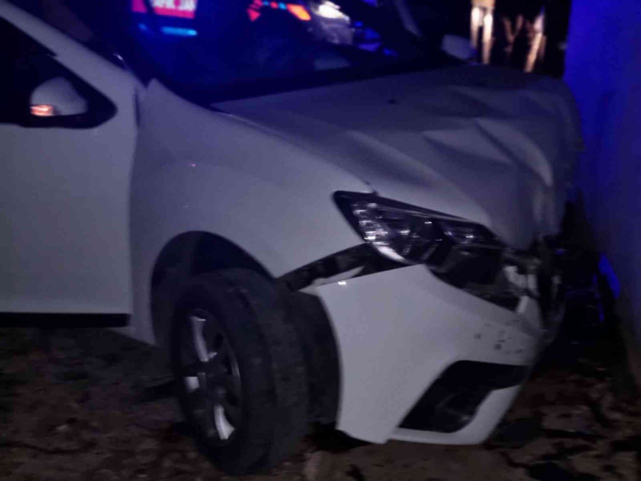 Seyir halindeki otomobil köprünün altından geçerken duvara çarptı: 3 yaralı