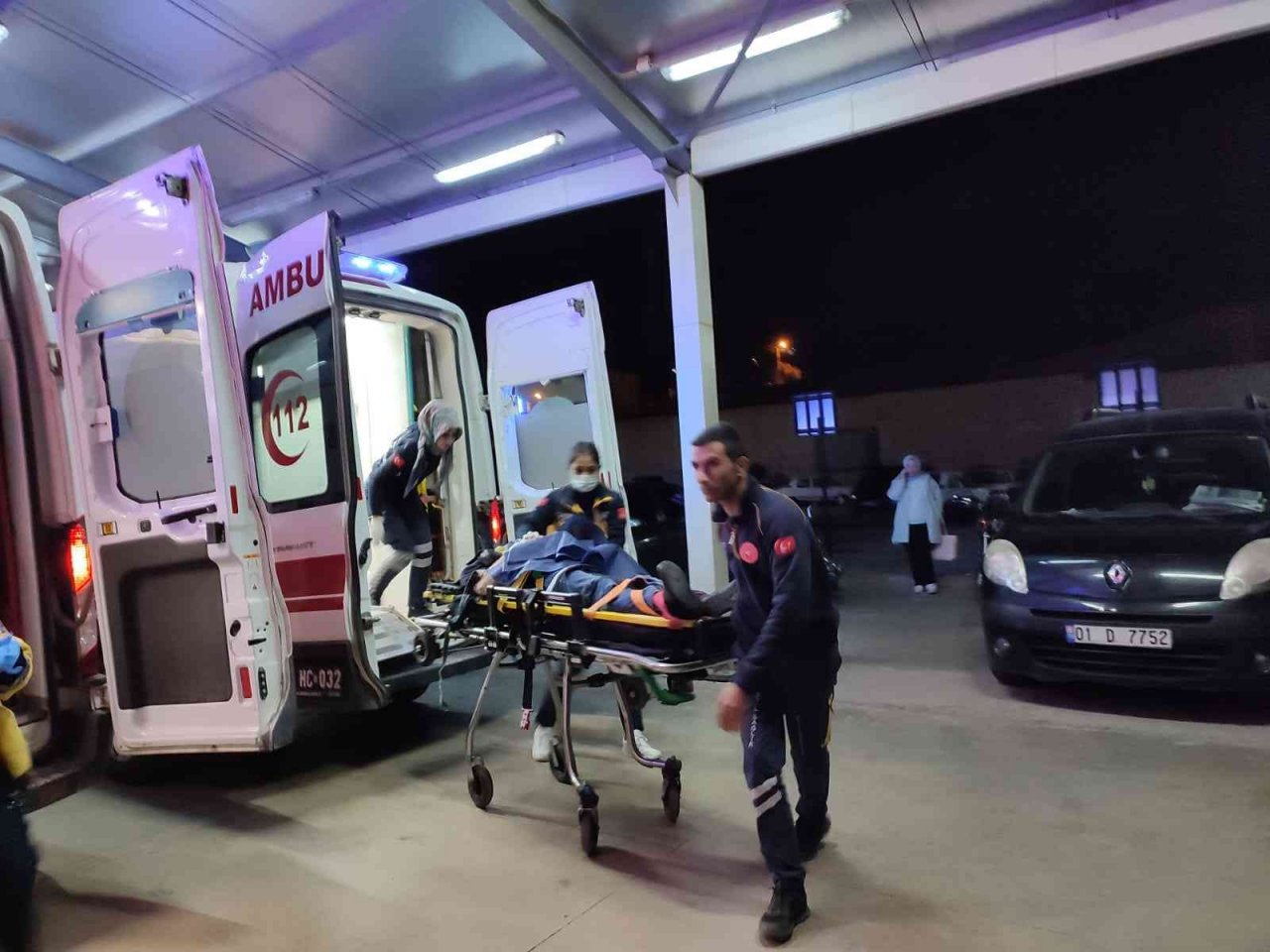 Seyir halindeki otomobil köprünün altından geçerken duvara çarptı: 3 yaralı